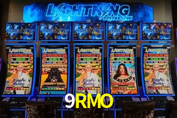 Una escena digital vívida inspirada en casino con 9RMO mostrado prominentemente, luces brillantes, fichas, cartas y acentos dorados.